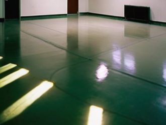 Правильный уход за стяжкой пола: секреты долговечности и качества покрытия